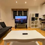 Beautiful & Luxurious Apartment In Richmond