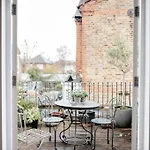 3 Bedroom House In Kew Gardens