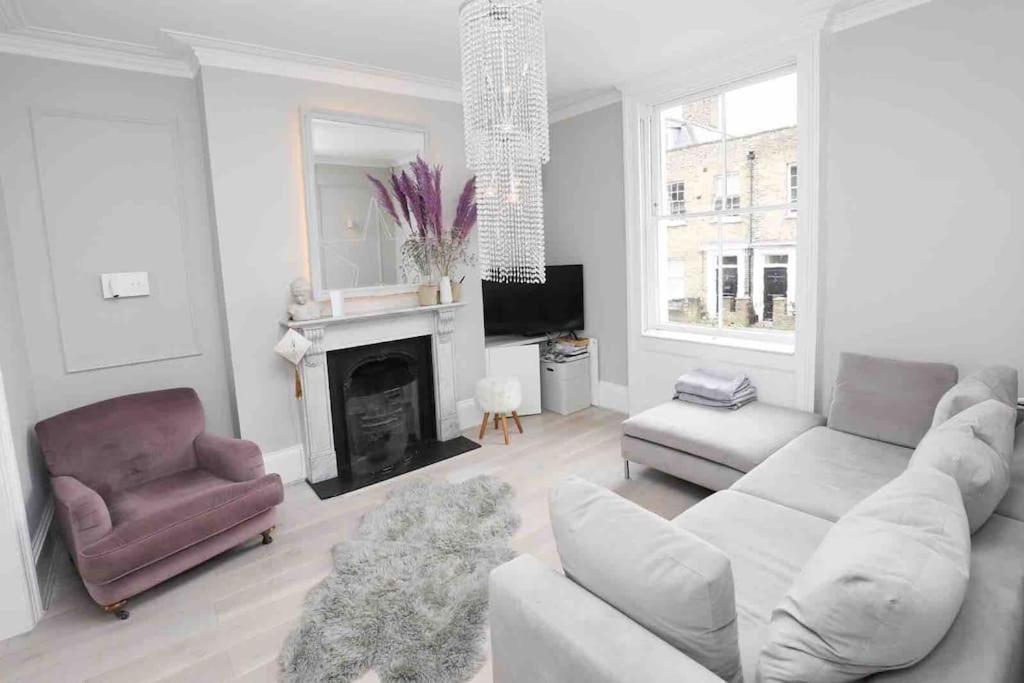 Stylish Georgian Townhouse On Richmond Hill Villa *