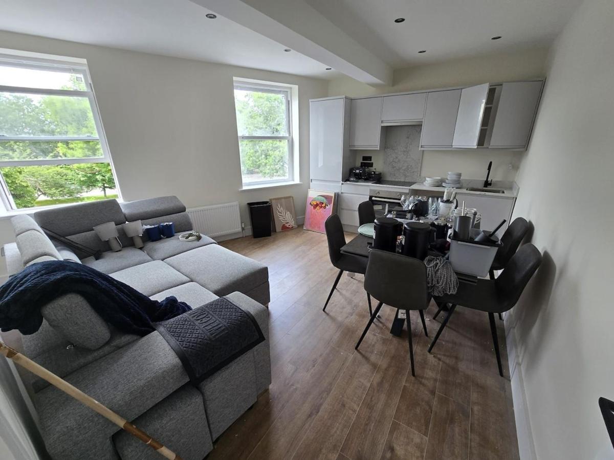 Kew View 2br Sleeps 9, Walk To Tube & Sights Richmond (Greater London)