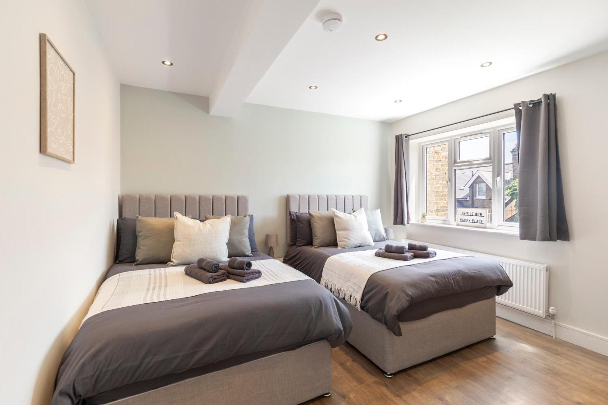 Kew View 2br Sleeps 9, Walk To Tube & Sights * Richmond (Greater London)