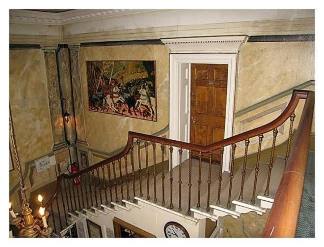 Hobart Hall 3*