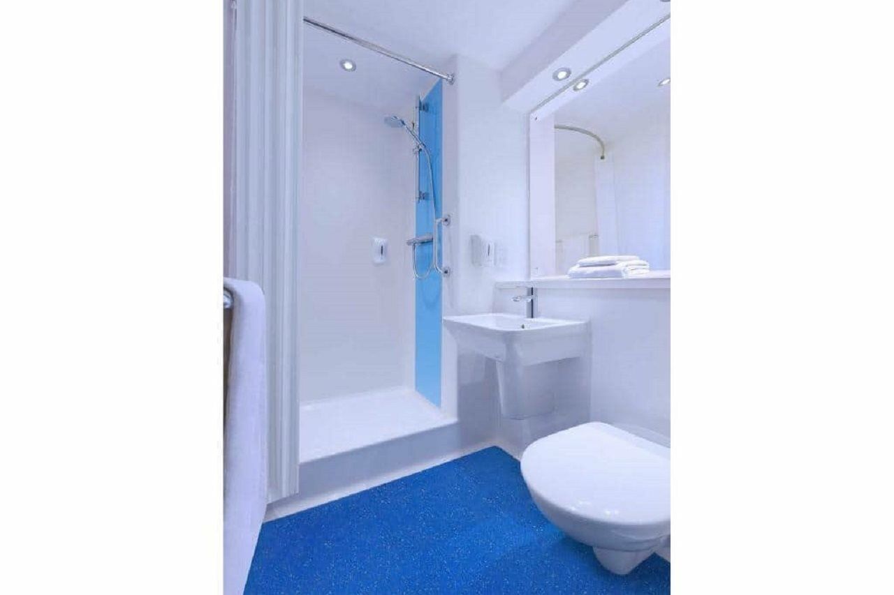 Travelodge London Richmond Hotel 3*
