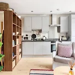 Large Luxury Studio In Heart Of Richmond