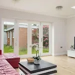Tudor House - Kingston Luxury 5 Bed Villa