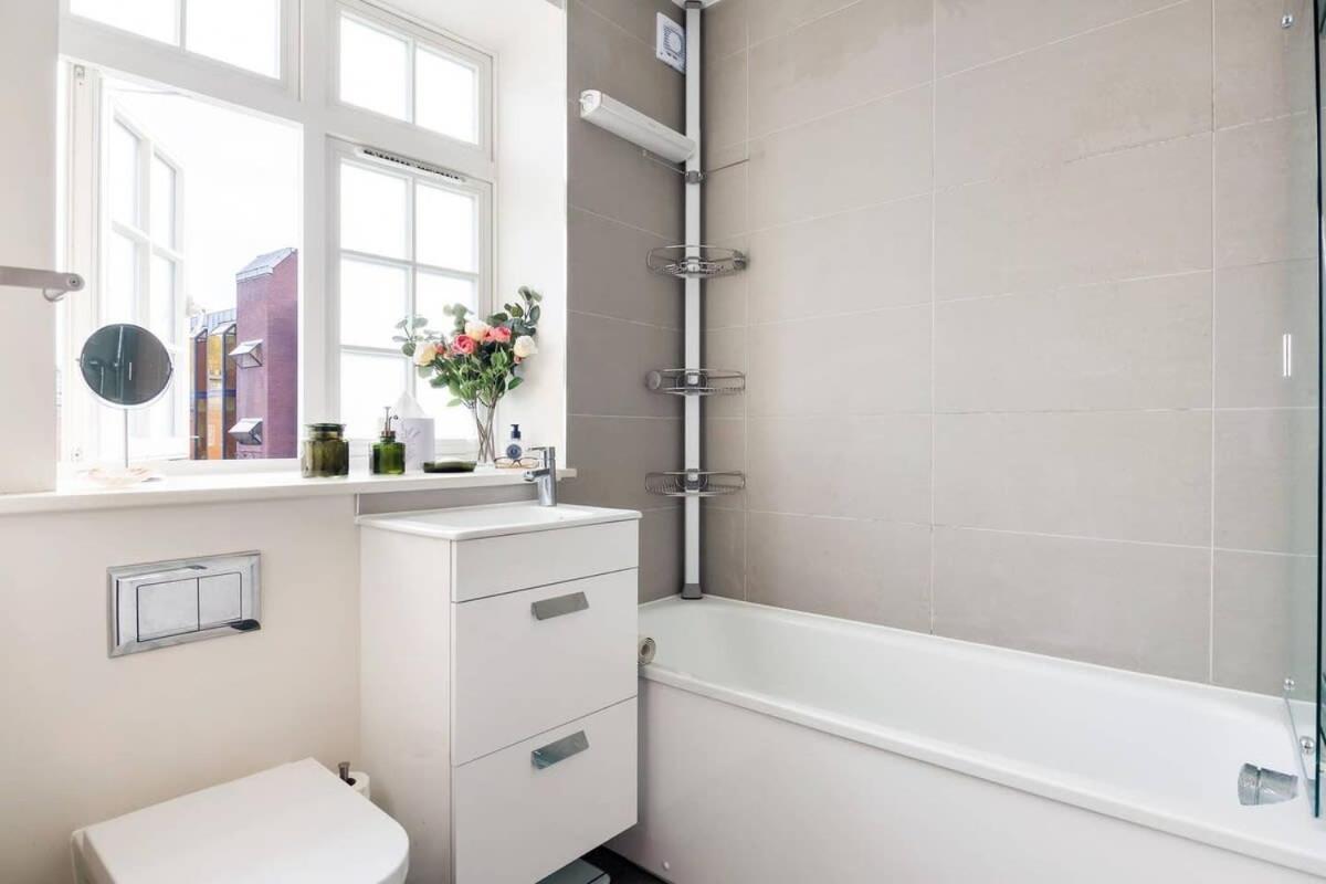 Large Luxury In Heart Of Richmond Apartment