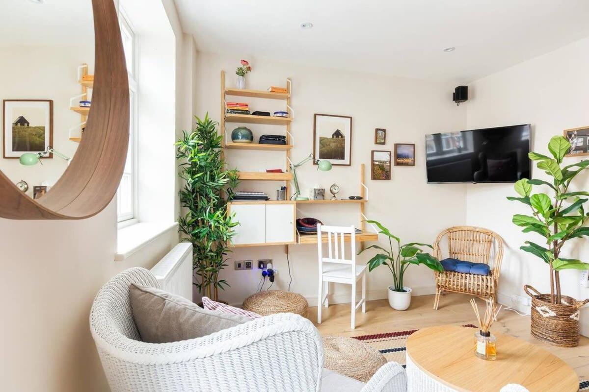Large Luxury In Heart Of Richmond *