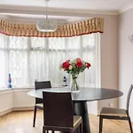 Tudor House - Kingston Luxury 5 Bed Villa
