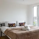 Tudor House - Kingston Luxury 5 Bed Villa