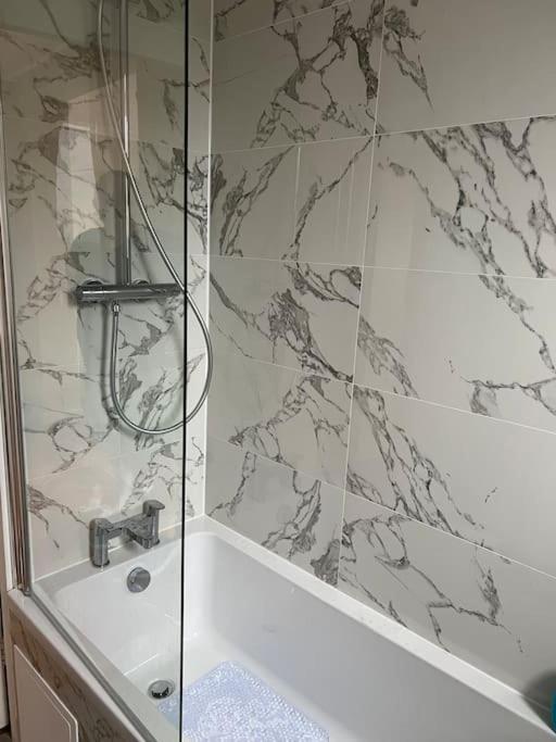 Richmond-on-thames, London, Luxery Apparment With Balcony Apartment