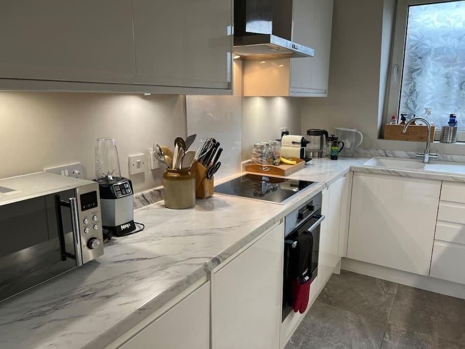 Richmond-on-thames, London, Luxery Apparment With Balcony Apartment *