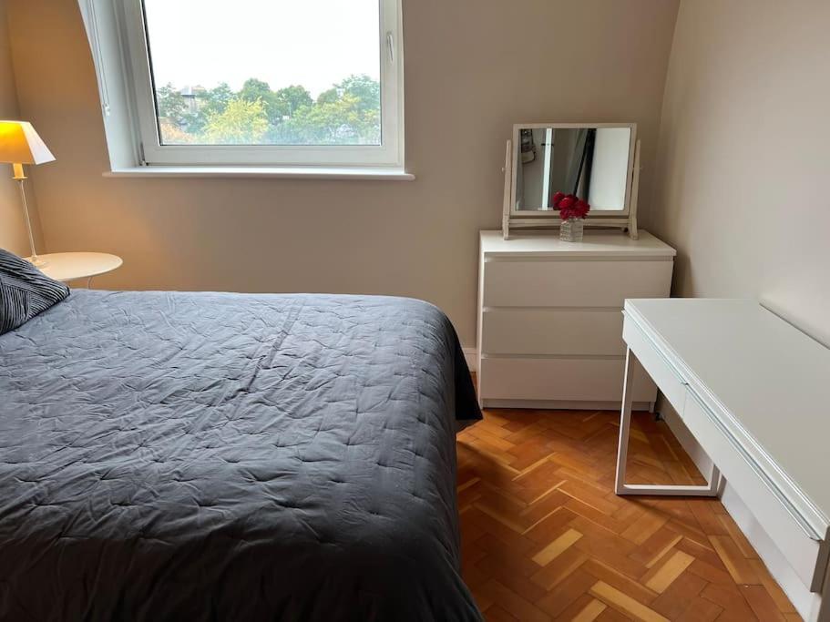 Richmond-on-thames, London, Luxery Apparment With Balcony Apartment