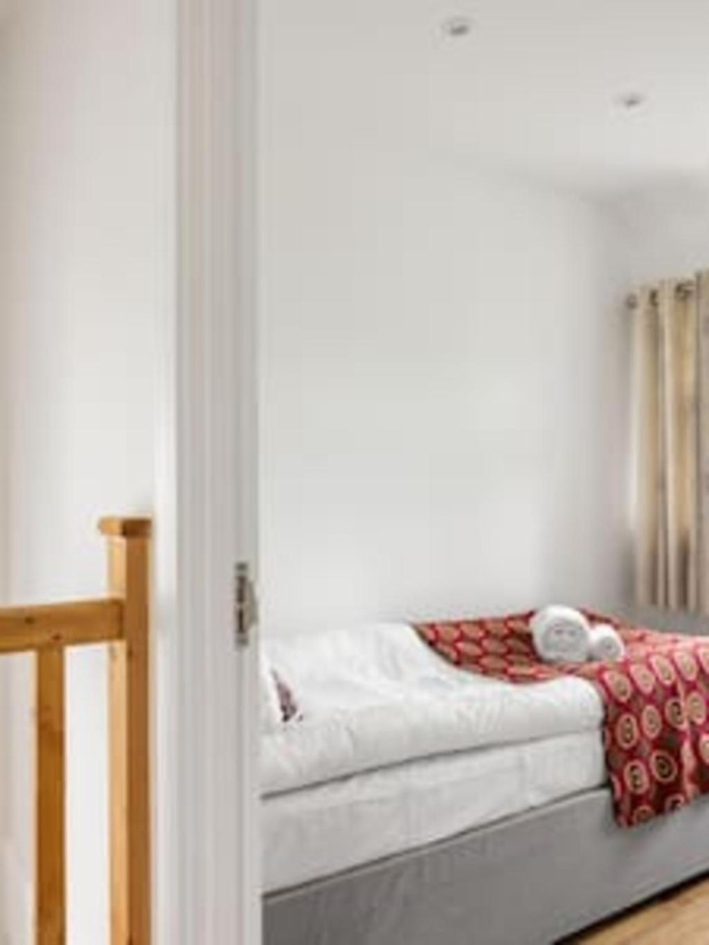 Tudor House - Kingston Luxury 5 Bed * Richmond (Greater London)